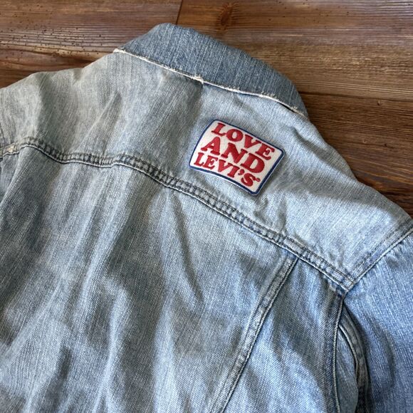 Levi's Boyfriend Trucker Denim Jacket Small UNIQUE Love And Levi’s Patch Pins - Picture 1 of 8